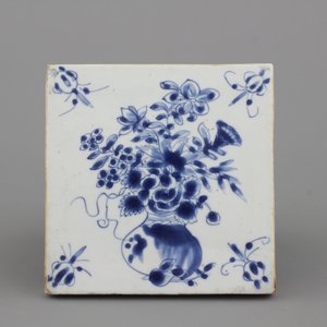 Carreau en porcelaine de Chine, bleu et blanc à décor d'un vase à fleurs, dynastie Ming, 16e-17e — photo 1