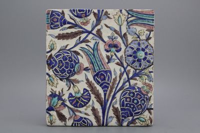 Carreau floral en relief style Iznik, Qadjar, début 19e