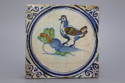 Carreau rare en faïence de Delft, polychrome, décor de coq et de navet, Haarlem env. 1620