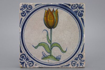 Carreau rare en faïence de Delft, polychrome, décor tulipe, Haarlem env. 1620