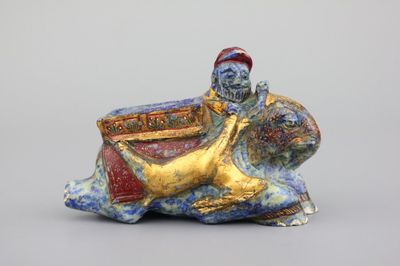 Cavalier chinois sculpté, peint en lapis lazuli, 19e