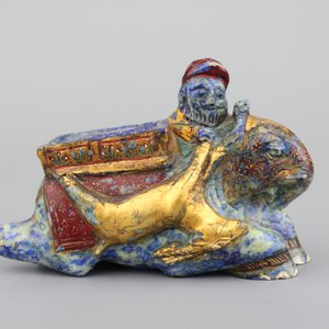 Cavalier chinois sculpté, peint en lapis lazuli, 19e — photo 1