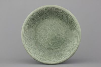Celadon schotel in Chinees porselein met lotusversiering, 19e eeuw