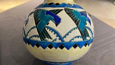 Charles Catteau (1880-1966) pour Boch Kéramis: un vase Art Deco de forme globulaire à décor d'hirondelles en émaux craquelés — photo 3
