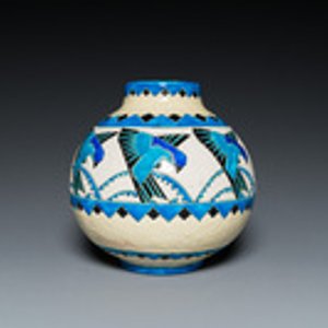 Charles Catteau (1880-1966) pour Boch Kéramis: un vase Art Deco de forme globulaire à décor d'hirondelles en émaux craquelés — photo 2