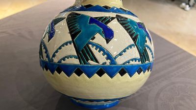 Charles Catteau (1880-1966) voor Boch Kéramis: een bolvormige Art Deco vaas met craquelé decor van zwaluwen — foto 4