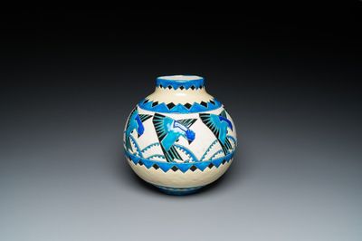 Charles Catteau (1880-1966) voor Boch Kéramis: een bolvormige Art Deco vaas met craquelé decor van zwaluwen