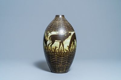 Charles Catteau pour Boch Frères Kéramis: un grand vase en grès à décor de biches, vers 1930