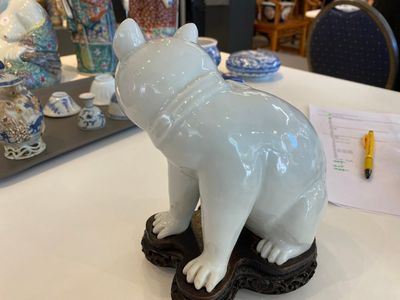 Chat en porcelaine blanche de Chine sur socle en bois sculpté, République — photo 2