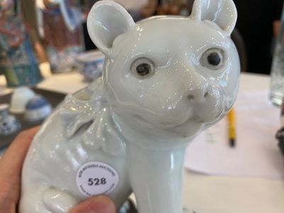 Chat en porcelaine blanche de Chine sur socle en bois sculpté, République — photo 4
