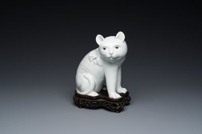Chat en porcelaine blanche de Chine sur socle en bois sculpté, République