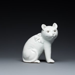 Chat en porcelaine blanche de Chine sur socle en bois sculpté, République — photo 3