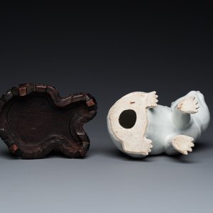 Chat en porcelaine blanche de Chine sur socle en bois sculpté, République — photo 8