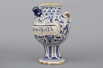 Chevrette de sirop en majolique d'Anvers, bleu et blanc, décor "foglie", env. 1580
