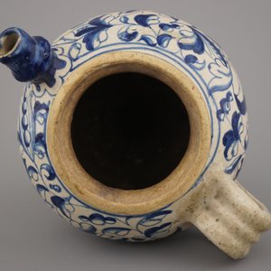 Chevrette de sirop en majolique d'Anvers, bleu et blanc, décor "foglie", env. 1580 — photo 7