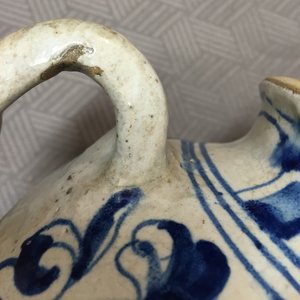Chevrette de sirop en majolique d'Anvers, bleu et blanc, décor "foglie", env. 1580 — photo 8