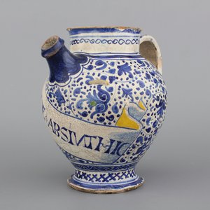 Chevrette de sirop en majolique d'Anvers du début, bleu et blanc et jaune, décor "sgraffiato", 1540-1580 — photo 1