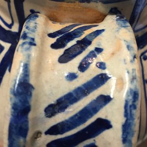 Chevrette de sirop en majolique d'Anvers du début, bleu et blanc et jaune, décor "sgraffiato", 1540-1580 — photo 13