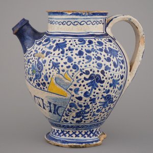 Chevrette de sirop en majolique d'Anvers du début, bleu et blanc et jaune, décor "sgraffiato", 1540-1580 — photo 4