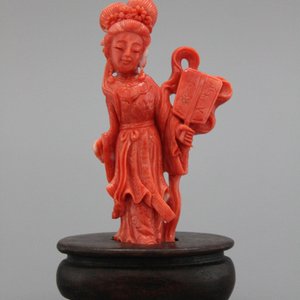 Chinees bloedkoralen beeldje van een Guanyin, 19e — foto 1