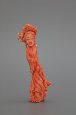 Chinees bloedkoralen beeldje van een Guanyin, 19e