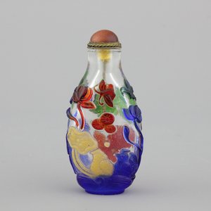 Chinees snuifflesje in gelaagd glas met eenden in een vijver en bloeiende lelies — foto 1