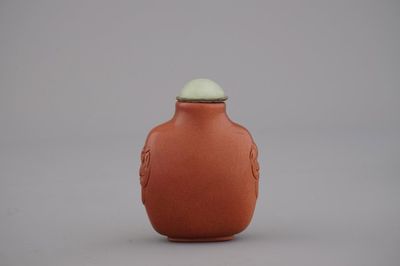 Chinees snuifflesje in gepolijste goudkleurige steen met dekseltje in celadon jade