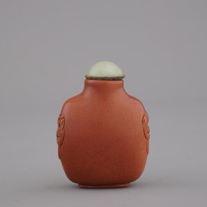 Chinees snuifflesje in gepolijste goudkleurige steen met dekseltje in celadon jade — foto 1