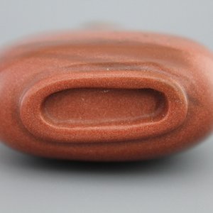 Chinees snuifflesje in gepolijste goudkleurige steen met dekseltje in celadon jade — foto 2