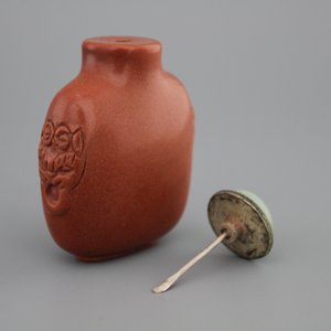 Chinees snuifflesje in gepolijste goudkleurige steen met dekseltje in celadon jade — foto 5