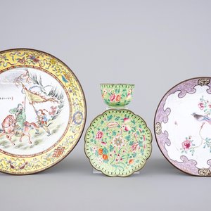Chinese Canton enamel: two plates and a cup with saucer, 19th C. — foto 1