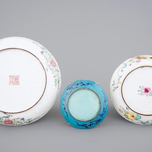 Chinese Canton enamel: two plates and a cup with saucer, 19th C. — foto 2