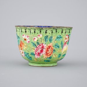 Chinese Canton enamel: two plates and a cup with saucer, 19th C. — foto 3