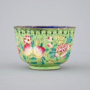 Chinese Canton enamel: two plates and a cup with saucer, 19th C. — foto 4