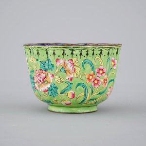 Chinese Canton enamel: two plates and a cup with saucer, 19th C. — foto 5