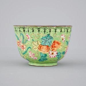 Chinese Canton enamel: two plates and a cup with saucer, 19th C. — foto 6