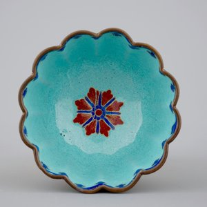 Chinese Canton enamel: two plates and a cup with saucer, 19th C. — foto 7