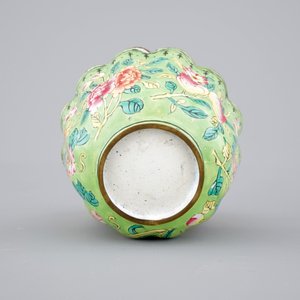 Chinese Canton enamel: two plates and a cup with saucer, 19th C. — foto 8