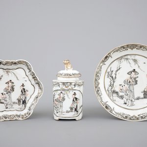 Chinese grisaille export porcelain: a tea caddy, saucer and teapot stand, 18th C — foto 1