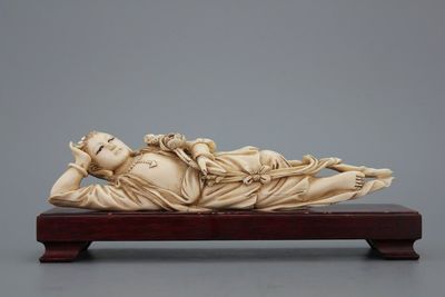 Chinese ivoren sculptuur van een liggende dame, 20e