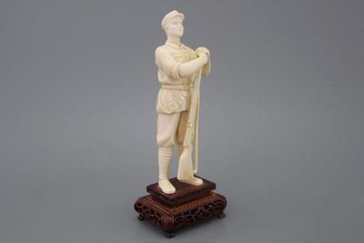 Chinese ivoren sculptuur van een soldaat met geweer, Culturele Revolutie
