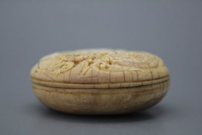 Chinese ronde ivoren inktdoos, archaïsch model, 18/19e