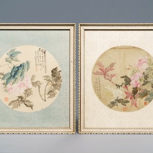Chinese school, 18/19e eeuw, aquarel en inkt op zijde: twee florale decors voor een waaier — foto 1
