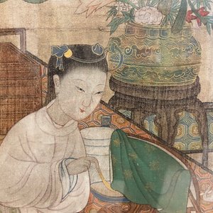 Chinese school, after Li Gonglin, ink and color on silk: 'Lady at her dressing table on a terrace', 17/18th C. — photo 7