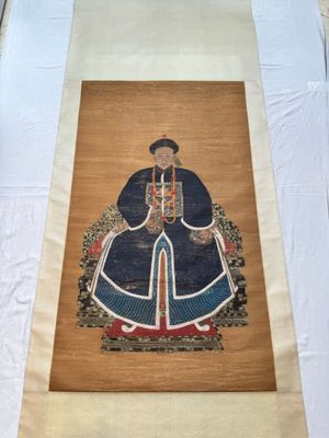 Chinese school: 'Full body portrait of a prince', ink and colour on silk, Qing — photo 1
