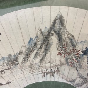 Chinese school, inkt en kleur op papier voor een waaier: 'Bergachtig landschap', 19/20e eeuw — foto 9