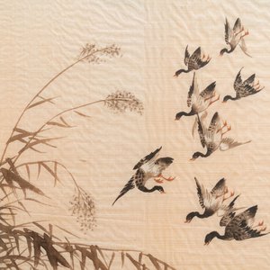 Chinese school, inkt en kleur op textiel, 19/20e eeuw: 'Eenden en vogels bij bloesems' — foto 2