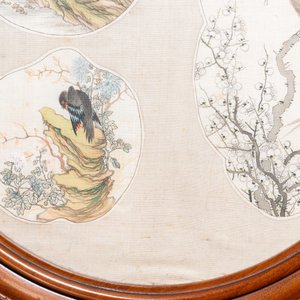 Chinese school, inkt en kleur op textiel voor een waaier: 'Vogels en een bergachtig landschap', 19/20e eeuw — foto 5