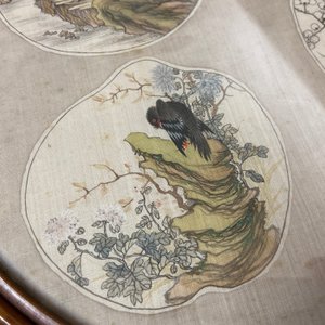 Chinese school, inkt en kleur op textiel voor een waaier: 'Vogels en een bergachtig landschap', 19/20e eeuw — foto 9