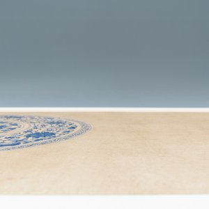 Chinese school, kleur op papier, 19e eeuw: 'Een blauw-witte porseleinen Yuan schotel' — foto 7
